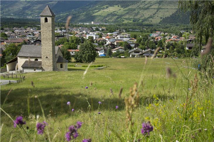 A tutela ulteriore dell'unicità storico-culturale e della visibilità della chiesa romanica di S.Giovanni a Prato Stelvio ok della Giunta a nuova zona rispetto. (Foto: Udo Thoma)