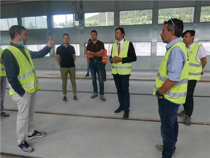 Rifacimento deposito treni a Malles: in sopralluogo Michael Prader, il sindaco e il vice, Ulrich Veith e Josef Thurner, l'assessore Alfreider, Mario Cagol e Joachim Dejaco (STA). (Foto: ASP/Margit Perathoner)