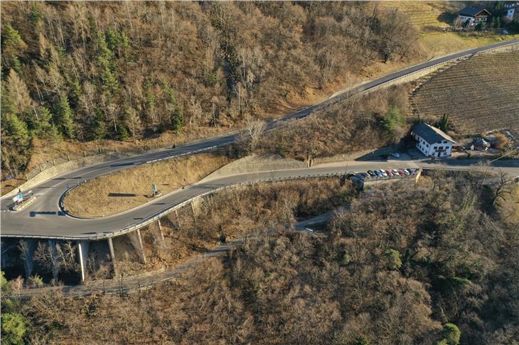 Strada di Fiè: ulteriori interventi di messa in sicurezza. Sarà sistemata la fermata del bus all’altezza dell’esercizio ricettivo “Faust”. (Foto: ASP/Dip. Infrastrutture)