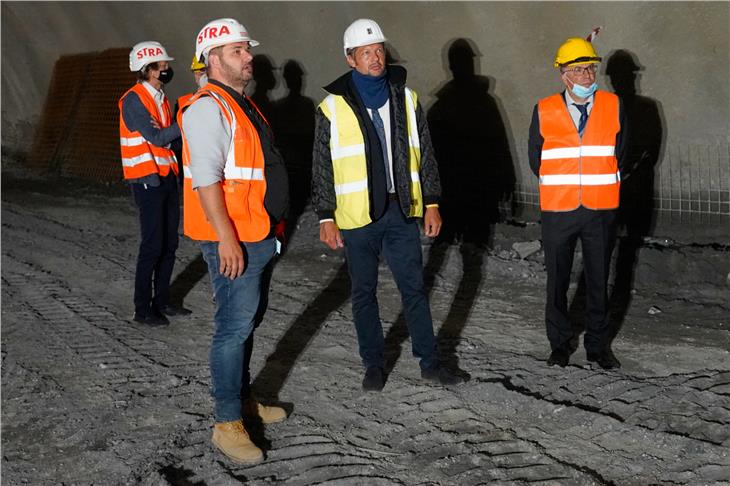 Il capo progetto Andreas Pichler, l'assessore Daniel Alfreider e il direttore della Ripartizione Valentino Pagani durante il sopralluogo (Foto: USP/Roman Clara)