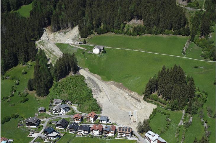 Gli addetti dell’ufficio sistemazione bacini montani est hanno ultimato la costruzione di una diga di diversione e di un bacino di deposito lungo rio Rieper a protezione di Anterselva di Mezzo. (Foto: ASP/Agenzia protezione civile)