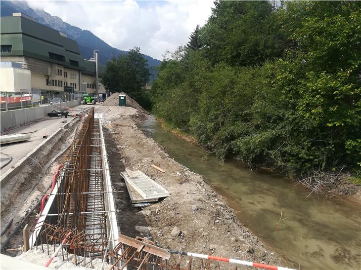 Lungo la Piccola Drava, tra la confluenza con il rio di Sesto e la zona artigianale di San Candido, contro il rischio idrogeologico viene costruito un muro di contenimento ripariale su una lunghezza di oltre 1 km. (Foto: Agenzia protezione civile)