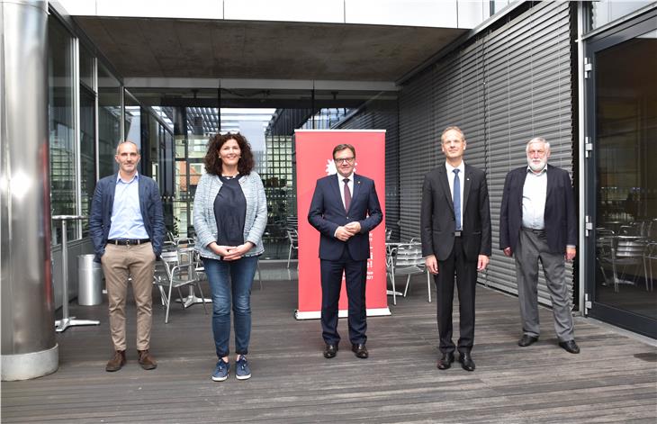 I tre tavoli di lavoro di EuregioLab, riuniti a Innsbruck, hanno formulato nuovi input al fine di migliorare ulteriormente la collaborazione. Da sx a dx: Rospocher, Frei, Platter, Obwexer, Fischler. (Foto: Land Tirol/Brandhuber)