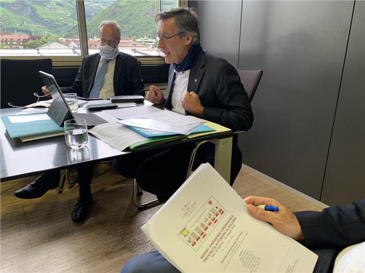 L'assessore alla salute Thomas Widmann e il direttore generale dell'Azienda Sanitaria Florian Zerzer. (Foto: ASP)