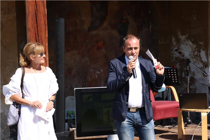 A destra Giuliano Vettorato: "Un progetto che avvicina ancora di più il mondo della cultura alla cittadinanza" (sx: Valeria Trevisan, direttrice della Biblioteca provinciale Claudia Augusta). (Foto: ASP/ Thomas Laconi)