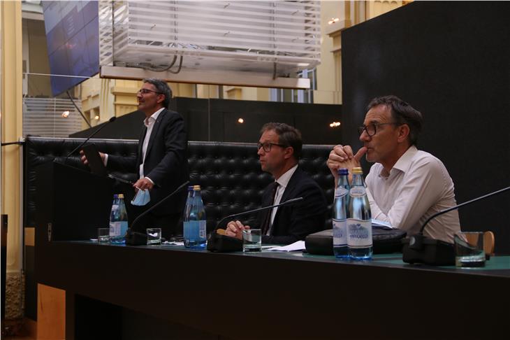 Il presidente Arno Kompatscher durante l'incontro nel cortile interno di Palazzo Widmann (Foto ASP/Fabio Brucculeri)