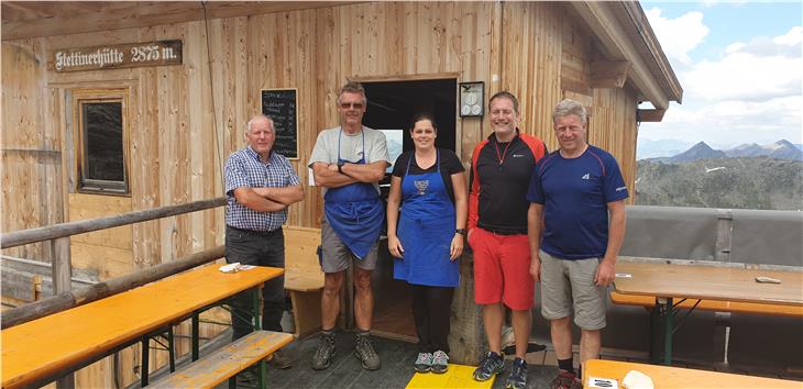 Il vicesindaco di S. Leonardo Josef Pichler, il gestore Andreas Schwarz, la figlia Franziska Schwarz, l'assessore Massimo Bessone e il consigliere provinciale Franz Locher. (Foto: ASP)