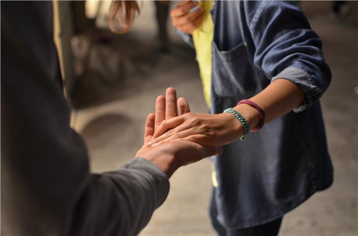 Entro il 14 agosto possibile partecipare al concorso per 3 operatori socio-assistenziali  e assistenti geriatrici ed assistenziali per la ripartizione politiche sociali della Provincia a Bolzano, Egna e Naturno. (Foto: Unsplash)