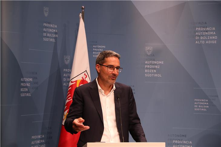 Il presidente della Provincia Arno Kompatscher ha presentato il bilancio intermedio degli esborsi legati alla gestione della pandemia. (Foto: ASP/Fabio Brucculeri)