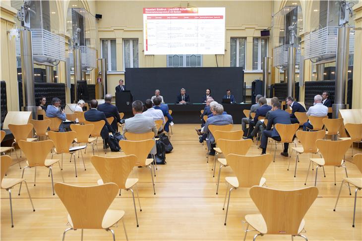 Incontro stamattina a Palazzo Widmann sulle misure future della ripartenza. (Foto: ASP/Barbara Franzelin)