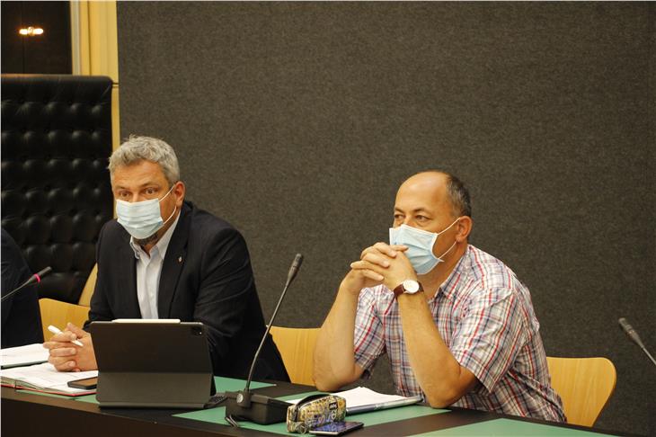 Il direttore generale Alexander Steiner e il capo del personale Albrecht Matzneller nell'incontro di oggi per la firma del contratto intercompartimentale sul recupero strutturale. (Foto: ASP/jw)