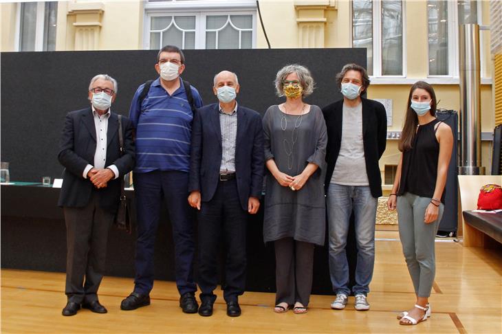 I relatori della conferenza stampa di oggi: da sx Widmann (Lebenshilfe), Mumelter (People First), Wolfgang Obwexer (direttore Lebenshilfe), Mock (OK), Bonzi (Siag) e la coordinatrice del progetto Judith Donà (Lebenshilfe). (Foto: ASP/Greta Stuefer)