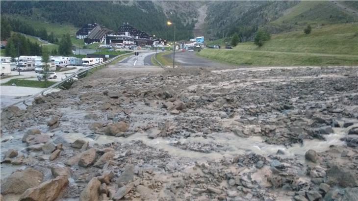 Il servizio strade Val Venosta ha organizzato la rimozione di circa 10.000 metri cubi di materiale. (Foto: servizio stradale)