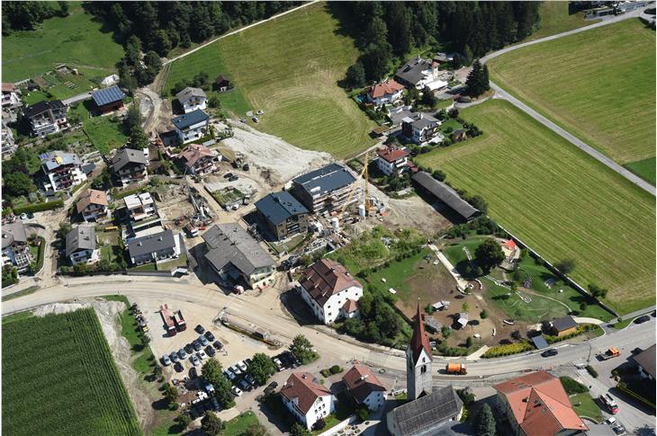 I tecnici hanno utilizzato anche l’elicottero per constatare la natura e l’entità della frana presso Vandoies di sopra. (Foto: Ufficio Protezione Civile/Luca Messina)