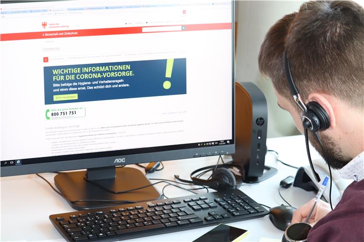 Disponibili per domande riguardanti il coronavirus dalle 8 alle 20: collaboratori del telefono del cittadino. (Foto: agenzia per la Protezione Civile/ Maja Clara)