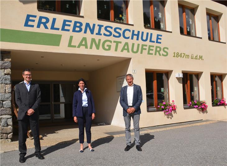 Festeggiato il 20esimo anniversario della Erlebnisschule Vallelunga. Nella foto da sx il direttore circolo didattico di Curon Venosta  Klaus Wallnöfer, Helga Stecher e Wolfgang Thöni, responsabili concetto pedagogico. (Foto: ASP/Erlebnisschule)