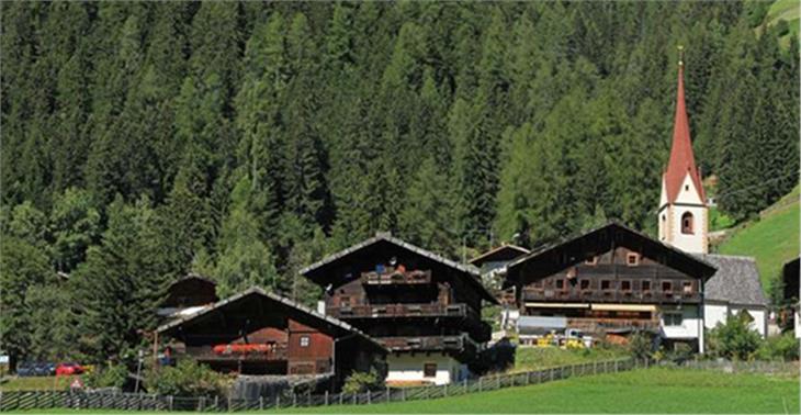 L'abitato di San Nicolò in val d'Ultimo. In vista tre edifici tutelati quale insieme oggetto del piano di recupero del Comune. (Foto: ASP/Territorio e paesaggio)