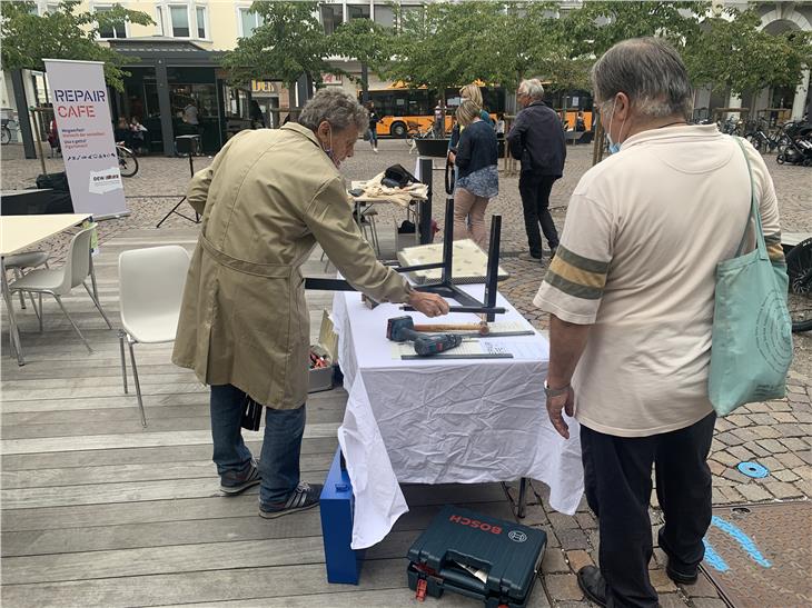 Esperti hanno aiutato a dar vita a vecchi oggetti e attrezzi presso il Reparatur Café in piazza Università a Bolzano (Foto: ASP/Gnews)