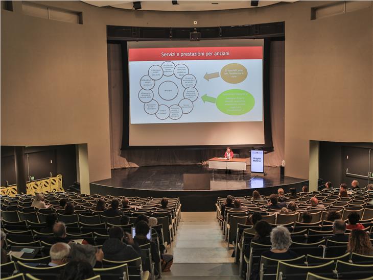 Ripresi oggi (28 settembre) i lavori per la definizione del Piano sociale provinciale con il workshop “Anziani ed assistenza”. Esperti ed operatori lavorano all’aggiornamento del Piano (Foto: Eurac/Marion Lafogler)