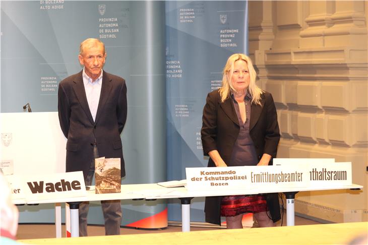 La mappatura digitalizzata degli ordigni caduti a Bolzano 1943-44 consegnata alla pubblica amministrazione dal Curatorio per i Beni Tecnici Culturali.  Da sx Artur Scheidle e Wittfrieda Mitterer (Foto: ASP/Maja Clara)