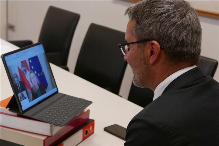 La videoconferenza fra il presidente Kompatscher e la ministra austriaca Raab (Foto ASP)