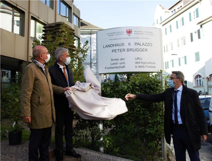 Scoperta la targa del Palazzo provinciale 6, in via Brennero 6 a Bolzano, con il nome dell’ex senatore Peter Brugger. Da dx: il presidente Arno Kompatscher, l'assessore Arnold Schuler e Siegfried Brugger. (Foto: ASP/Noemi Prinoth)