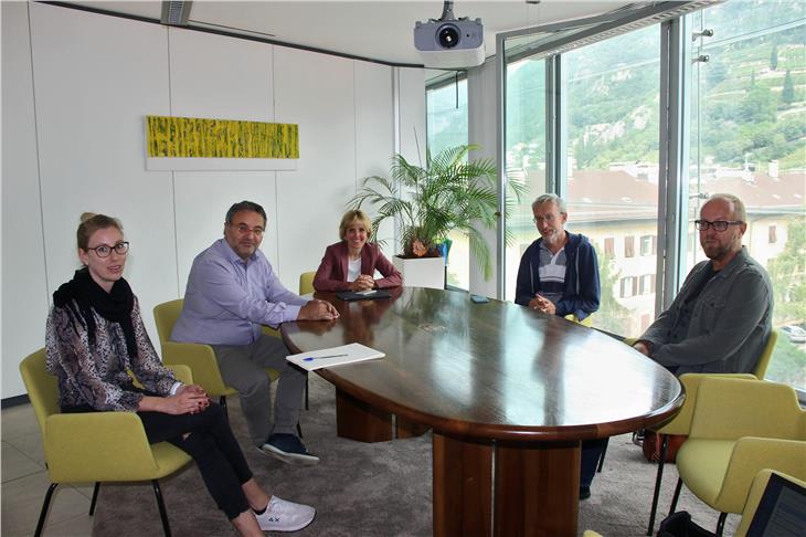 L’assessora Deeg a colloquio con i consulenti della Caritas. Da dx.: Stefan Plaikner, Guido Osthoff, assessora Waltraud Deeg, Luca Critelli e Sylvia Marschall. (Foto: ASP/Carmen Kollmann)