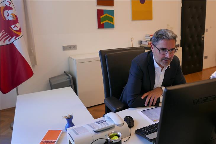 Kompatscher in videoconferenza con Bruxelles (Foto: ASP)