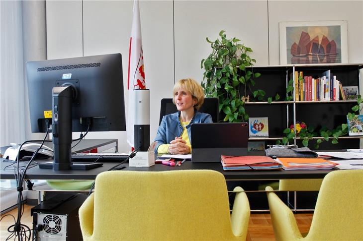 Il convegno online organizzato dall’Agenzia per la famiglia è stato incentrato sul tema delle politiche temporali comunali a favore delle famiglie. Nella foto l'assessora Waltraud Deeg (Foto: ASP/Carmen Kollmann).