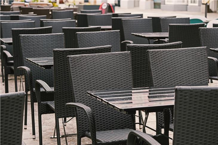 Tavoli vuoti e bar chiusi, nel fine-settimana, per contrastare la crescita dei contagi da Covid-19 in Alto Adige (Foto: pixabay.com)