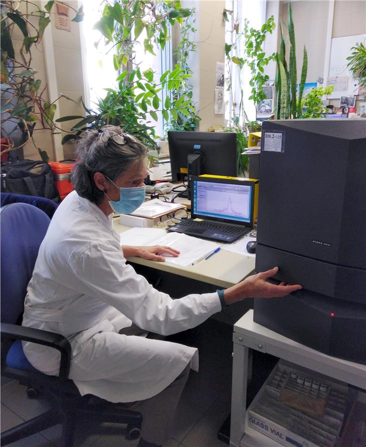 Tecnica del Laboratorio Analisi aria e radioprotezione impegnata nella misura dell’attività alfa e beta totale nelle acque potabili con il metodo della scintillazione liquida durante la visita ispettiva di ACCREDIA (Foto: Agenzia ambiente e tu