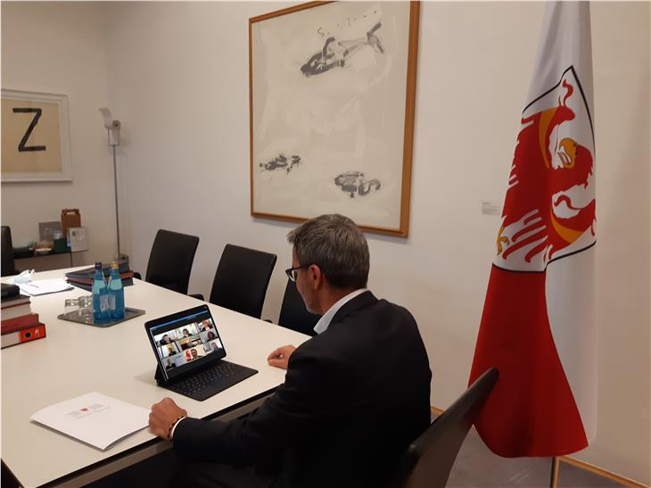 Il presidente Arno Kompatscher nel suo saluto introduttivo ha rinnovato l'impegno per mense più sostenibili anche in Alto Adige. (Foto: ASP/Silvia Fabbi)