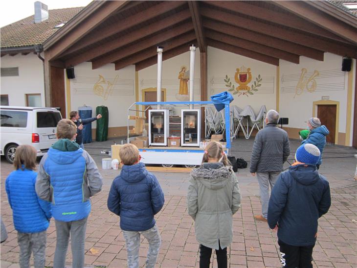 Dimostrazione pratica di combustione a legna e la messa a confronto fra due stufe in cui il fuoco viene acceso e gestito in modo diverso, svoltasi a Terento. (Foto: Agenzia ambiente e tutela clima)
