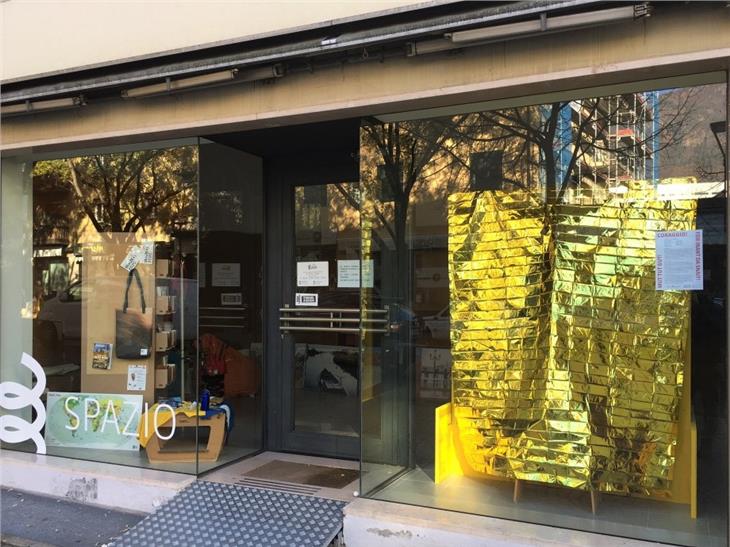 Gli undici artisti e artiste si alterneranno a cadenza settimanale, fino a febbraio 2021, nelle vetrine di Young Inside, nello Spazio di via Torino 31 a Bolzano (Foto Young Inside)