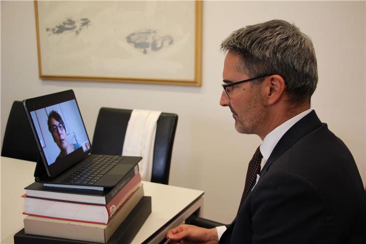 Violenza di genere e prevenzione del fenomeno al centro della videocall tra il presidente della Provincia Arno Kompatscher, assessore provinciale per le pari opportunità, e Monika Hauser di "medica mondiale". (Foto: ASP/Silvana Amistadi)