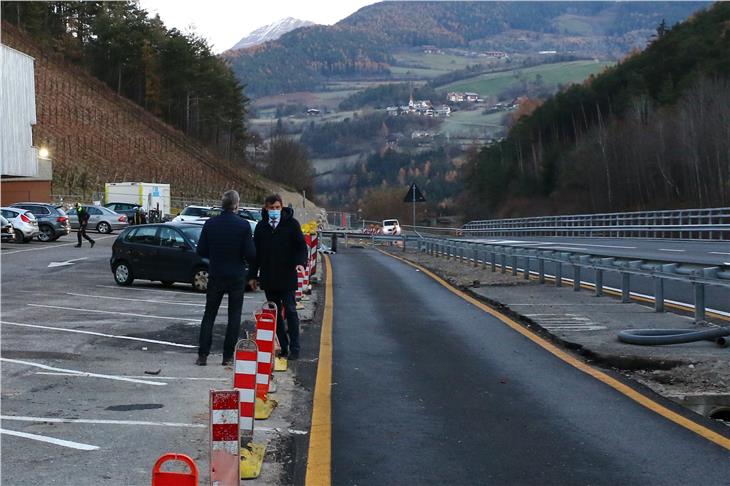 È più sicuro e fluido il transito sulla statale della val Pusteria a Naz-Sciaves. Conclusi interventi e sistemazione accesso e uscita dall’area di sosta “Lanz“. (Foto: ASP/Dipartimento Mobilità)