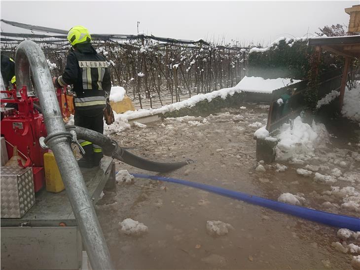 Tecnici della Sistemazione bacini montani all'opera a fianco dei Vigili del fuoco volontari (Foto: Agenzia Protezione civile)