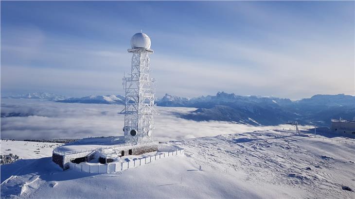 La Protezione civile ha tolto oggi (11 dicembre) il livello di attenzione alfa relativo al maltempo, resta in vigore riguardo alla pandemia da Coronavirus. Nella foto un ripetitore sul Corno del Renon (Foto:Protezione civile)