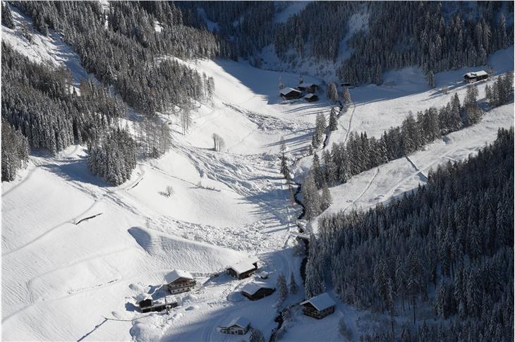 In Alto Adige in 50 comuni operano le Commissioni valanghe che indicano misure per la riduzione del rischio di slavine. Nella foto la slavina caduta a Valtina a S.Leonardo in Passiria. (Foto: Agenzia protezione civile)