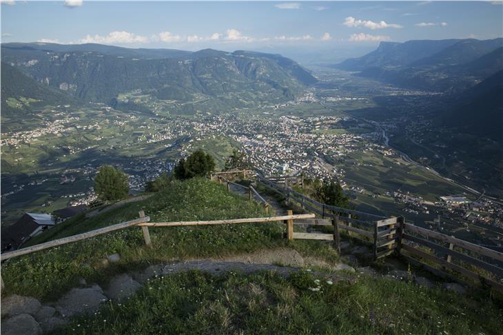 Finanziamento ai Comuni per attività ordinarie e investimenti: l'abitato di Merano. (Foto: IDM/Damian Pertoll)