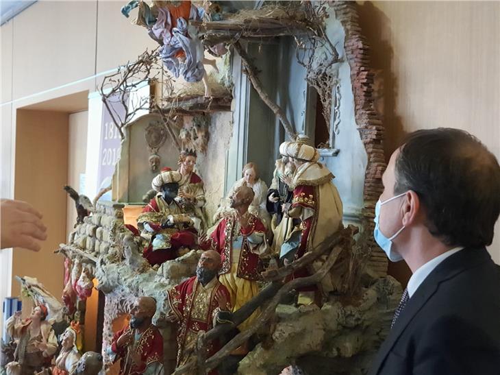 Il vicepresidente Giuliano Vettorato davanti al presepe (Foto: ASP/Thomas Laconi)