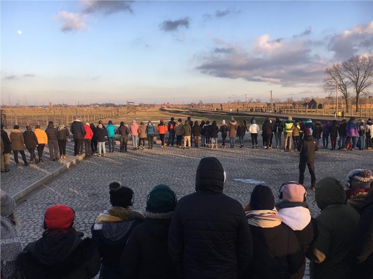 La visita ad Auschwitz, prima del Covid, si concludeva con un grande cerchio e abbracci finali (Foto ASP/Fabio Gobbato)