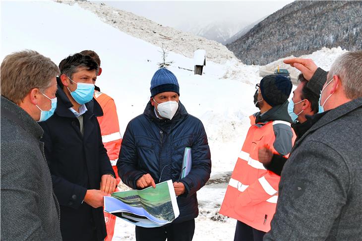 In val Sarentino si costruirà una nuova galleria paravalanghe. Oggi l'assessore Alfreider in  sopralluogo ai lavori di sgombero della slavina a Rio Bianco. (Foto: ASP/Roman Clara)