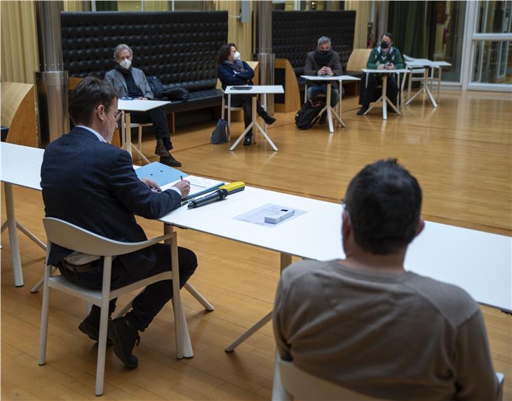 La delegazione pubblica e i rappresentanti delle organizzazioni sindacali hanno siglato la bozza del primo contratto stralcio del contratto collettivo provinciale per il personale docente delle scuole statali. (Foto:ASP/Fabio Brucculeri)