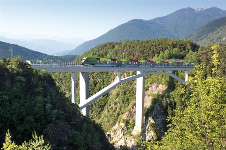 Con questo ponte sulla Val di Riga sarà migliorato il trasporto ferroviario tra la Val d'Isarco e la Val Pusteria (Rendering: ASP)