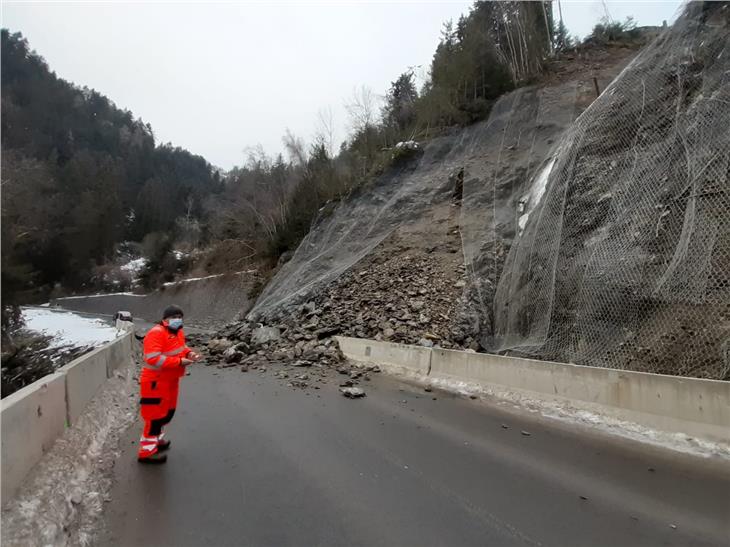 Da asportare ulteriori 1.000 metri cubi di materiale franoso dalla strada statale della val Gardena a San Pietro per rendere di nuovo possibile e sicuro il transito. (Foto: Servizio strade)