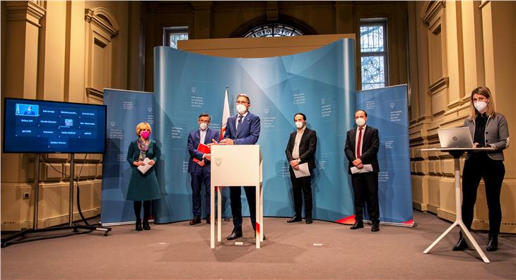 Conferenza stampa con il presidente Kompatscher e gli assessori Widmann, Deeg, Vettorato e Achammer (Foto: ASP/Fabio Brucculeri)