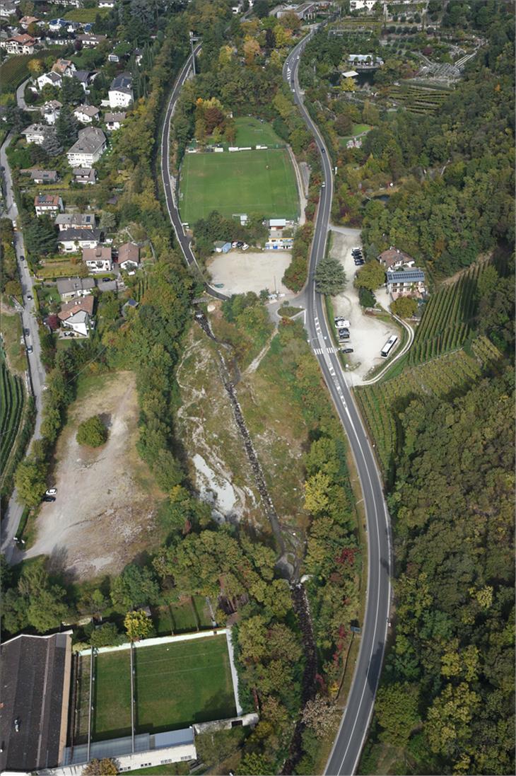 Il bacino di trattenuta sul rio Nova fra il campo da calcio di Maia Alta e il Poligono di tiro a Merano sarà ampliato. (Foto: Sistemazione bacini montani sud)