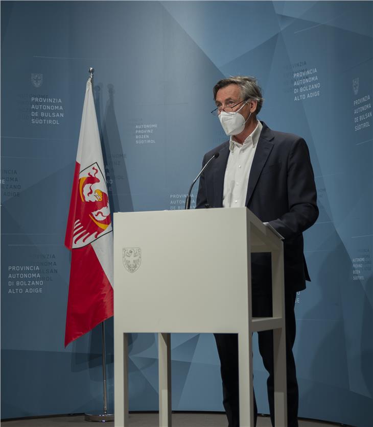 L'assessore Thomas Widmann nel corso della conferenza stampa odierna (Foto: ASP/Fabio Bruccoleri)