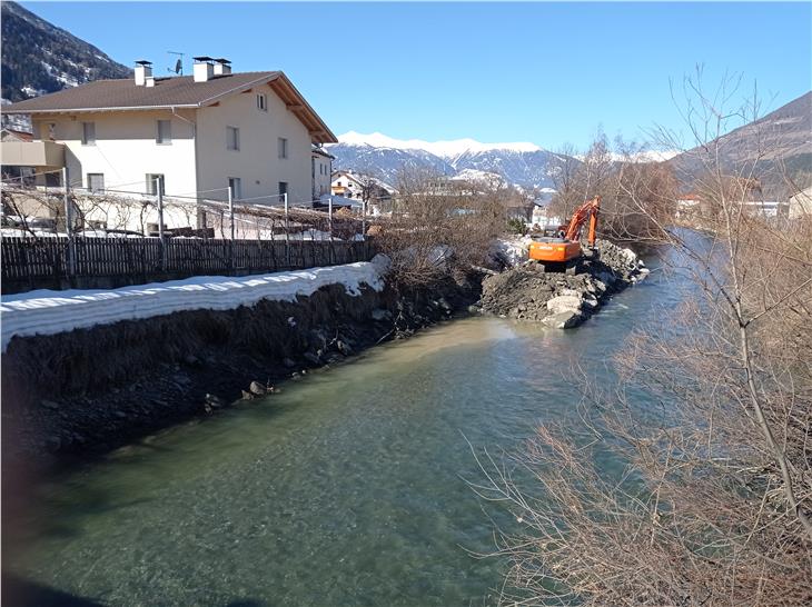 Nell’ambito del progetto “EtschDialog” avviato il 5° lotto di interventi antipiene lungo l’Adige a Lasa. Nuovo muro ripariale nei pressi del camping. (Foto: ASP/Sistemazione Bacini montani ovest)